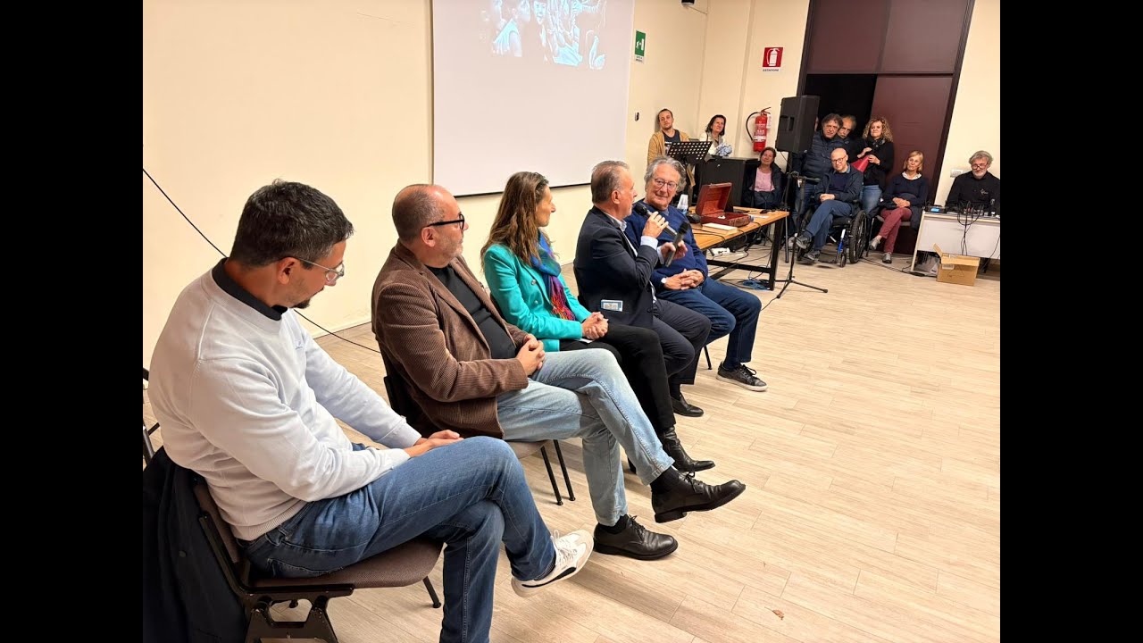 Enzo Iacchetti tra comicità e riflessioni sulla pace al Premio Rodari